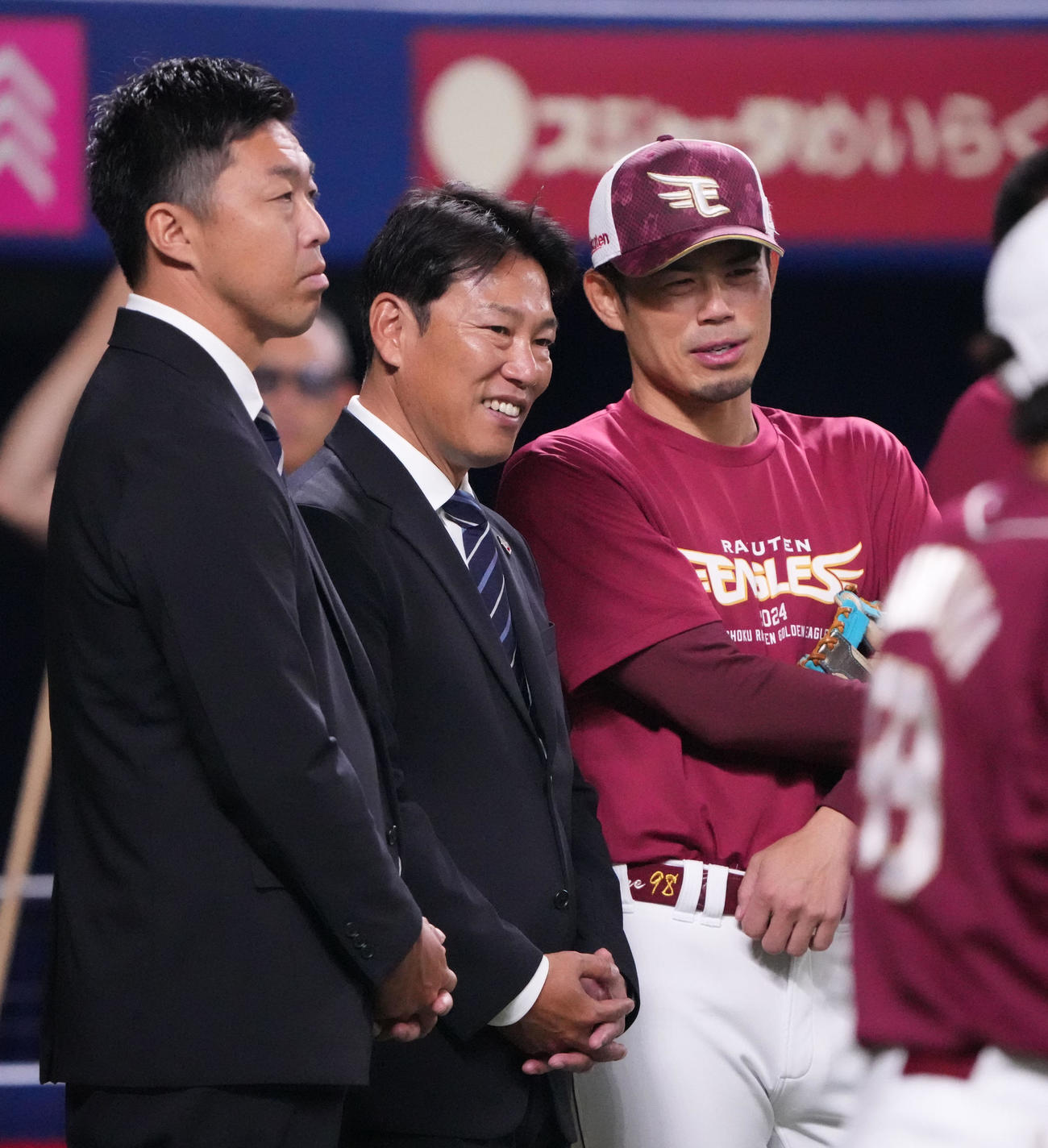中日対楽天　試合前、今江監督と言葉を交わす（左から）侍ジャパン吉見投手コーチと井端監督（撮影・森本幸一）