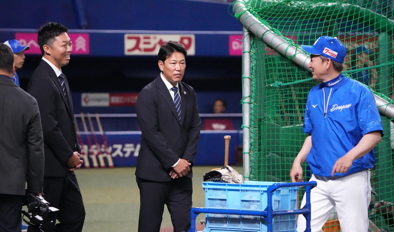 中日対楽天　試合前、立浪監督と言葉を交わす（左から）侍ジャパン吉見投手コーチと井端監督（撮影・森本幸一）