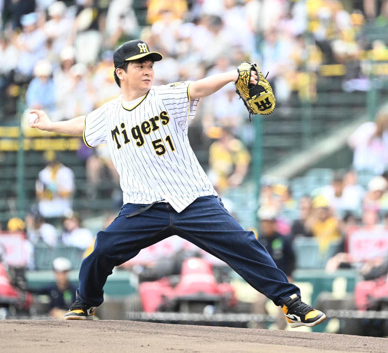 阪神対西武　始球式を務めるオードリーの若林（撮影・和賀正仁）