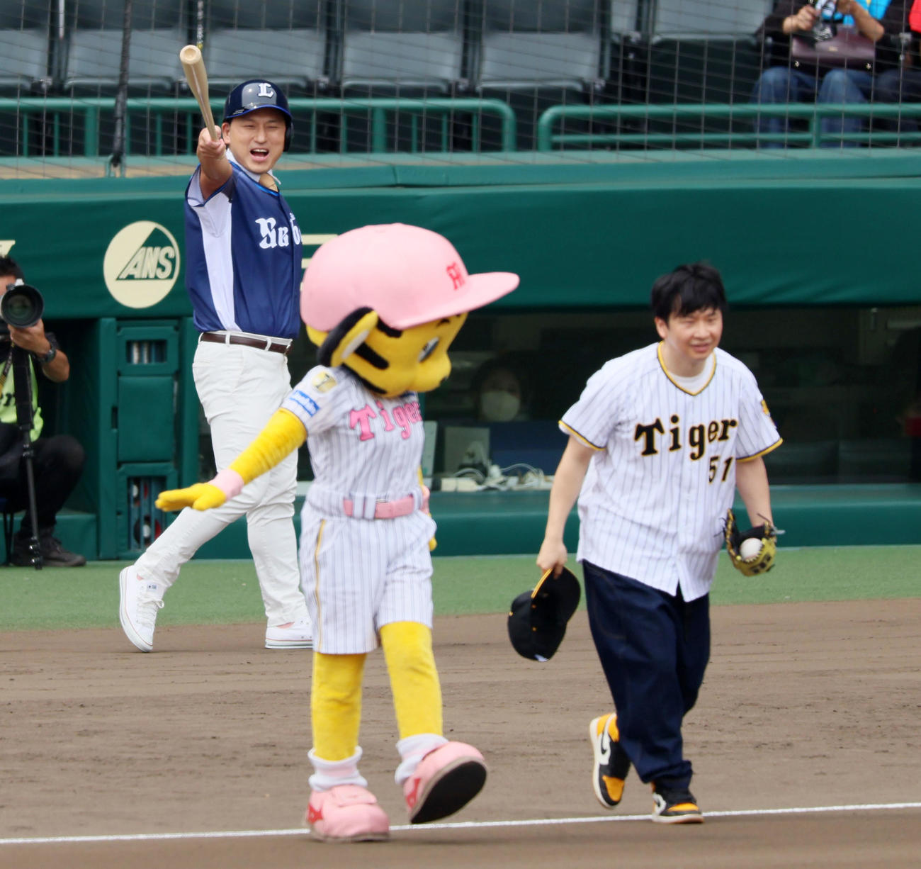 阪神対西武　ファーストピッチセレモニーでグラウンドへ向かうオードリーの春日俊彰(左）と若林正恭（撮影・加藤哉）