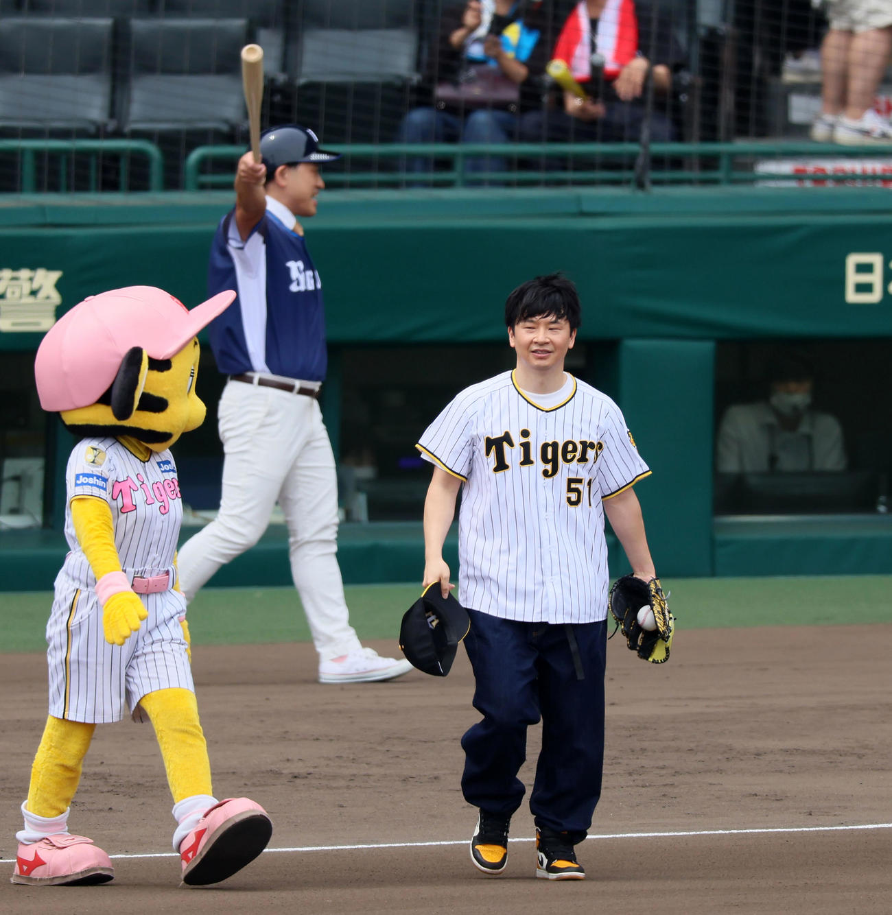 阪神対西武　ファーストピッチセレモニーでグラウンドへ向かうオードリーの若林正恭(右）と春日俊彰（撮影・加藤哉）