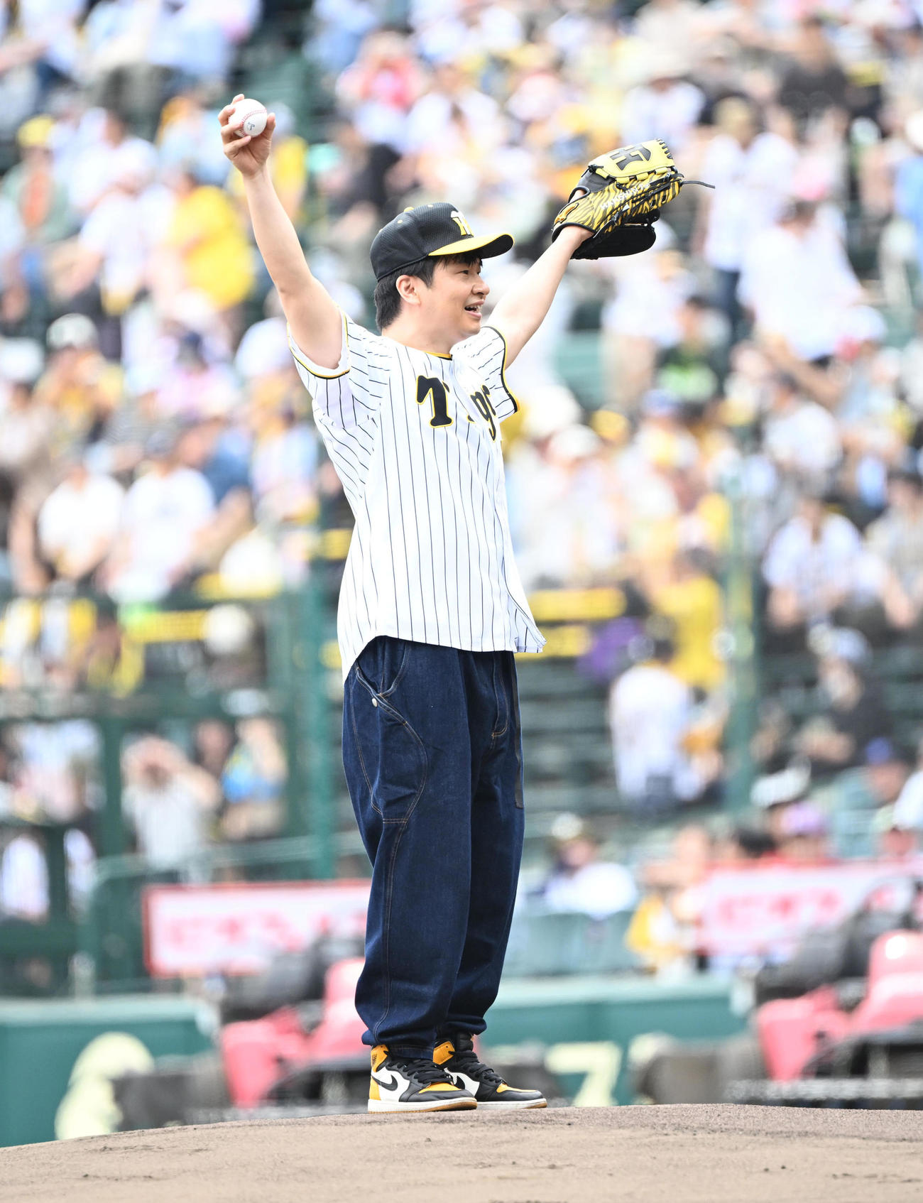 阪神対西武　始球式を務めるオードリーの若林（撮影・和賀正仁）