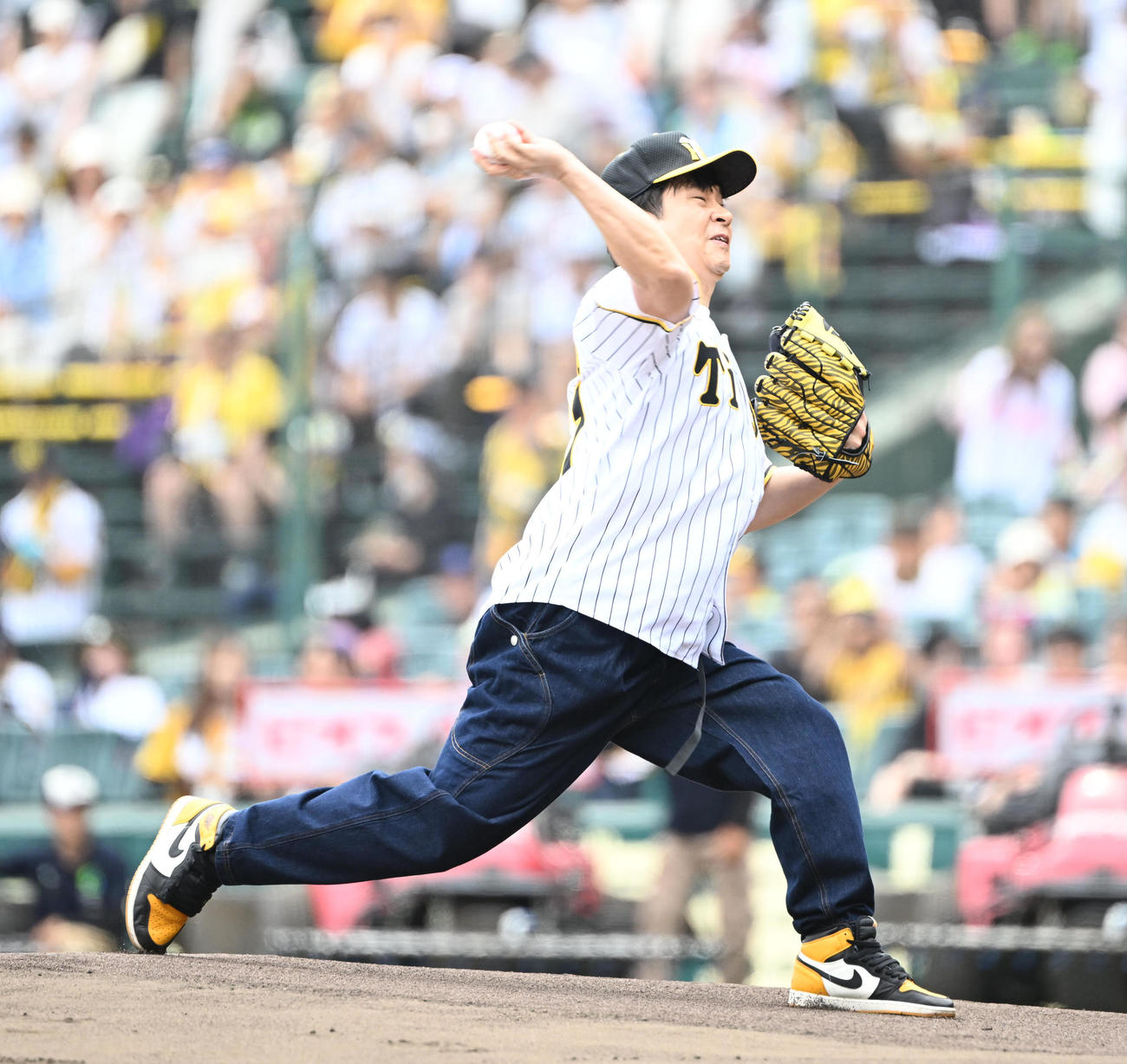 阪神対西武　始球式を務めるオードリーの若林（撮影・和賀正仁）