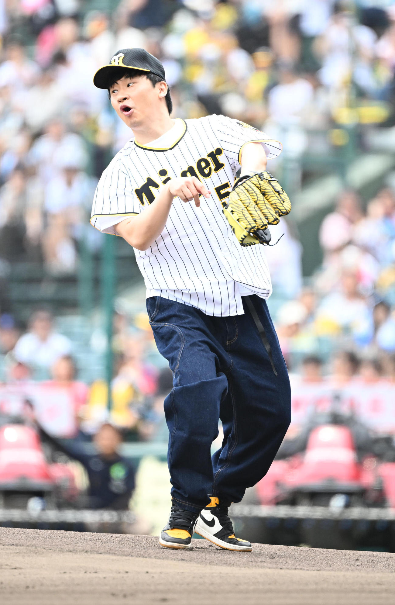 阪神対西武　始球式を務めるオードリーの若林（撮影・和賀正仁）