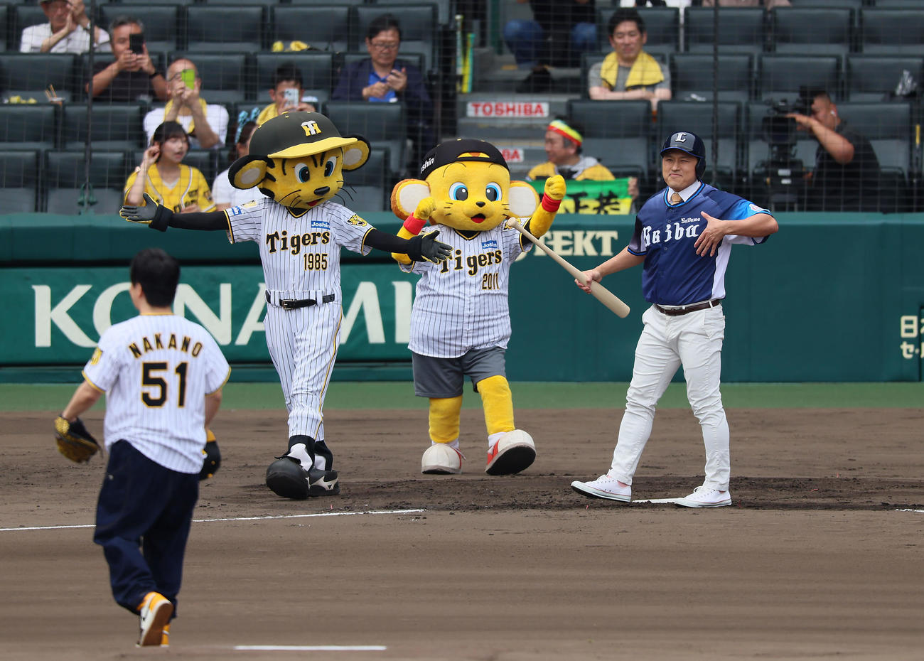 阪神対西武　ファーストピッチセレモニーでオードリーの若林正恭(左）が投げたボールを打ち返す春日俊彰（撮影・加藤哉）