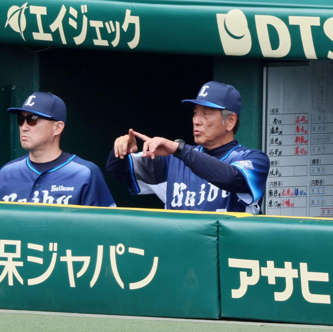 阪神対西武　1回裏阪神無死、中野の一塁判定にリクエストする渡辺監督代行（撮影・加藤哉）