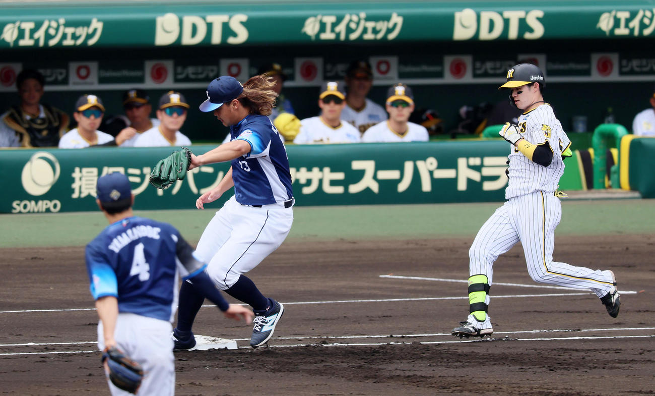 阪神対西武　1回裏阪神無死、中野の打球で一塁カバーに入った高橋（撮影・加藤哉）