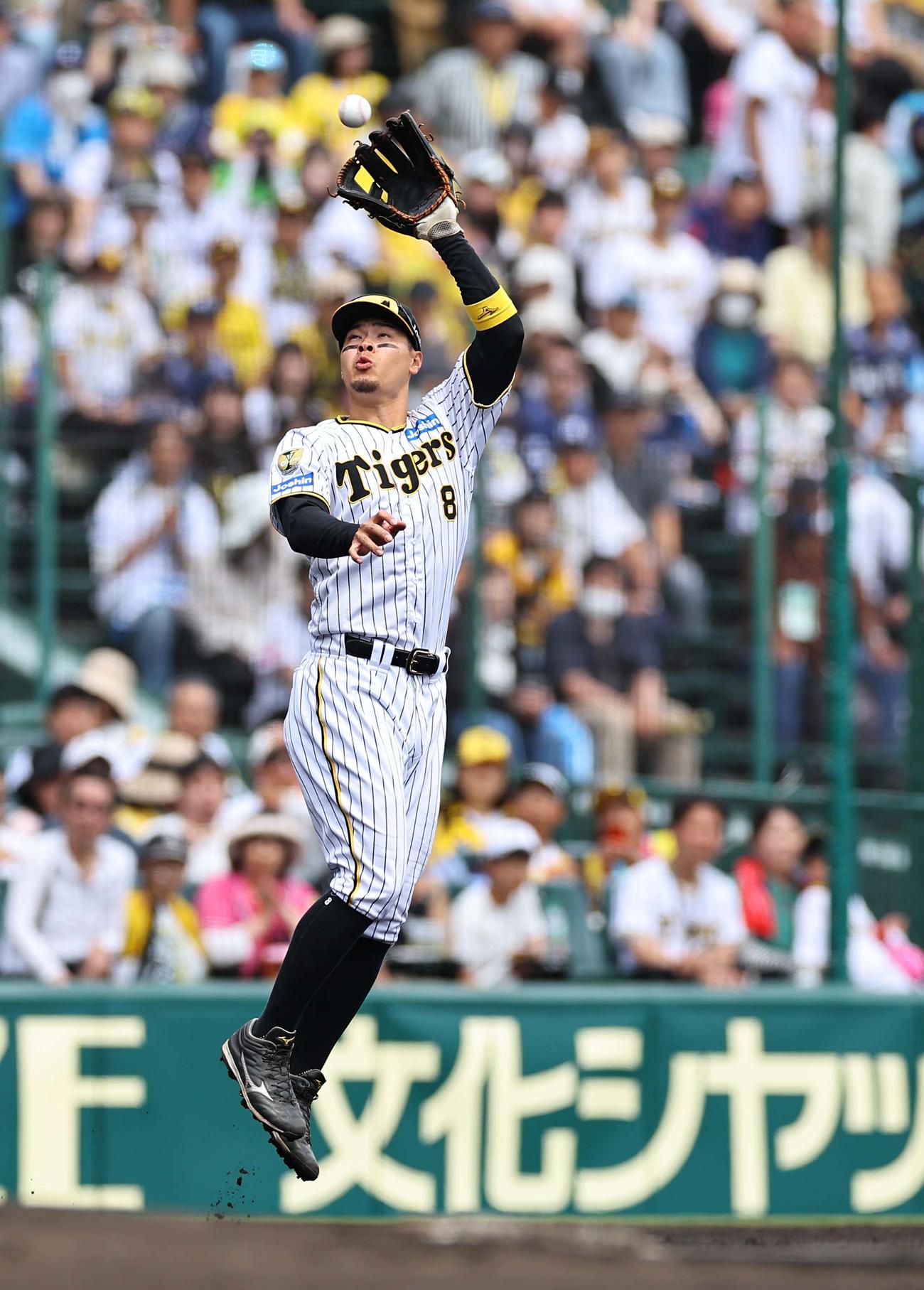 阪神対西武　1回表西武無死、佐藤輝は源田の三飛をジャンプして捕球する（撮影・上田博志）