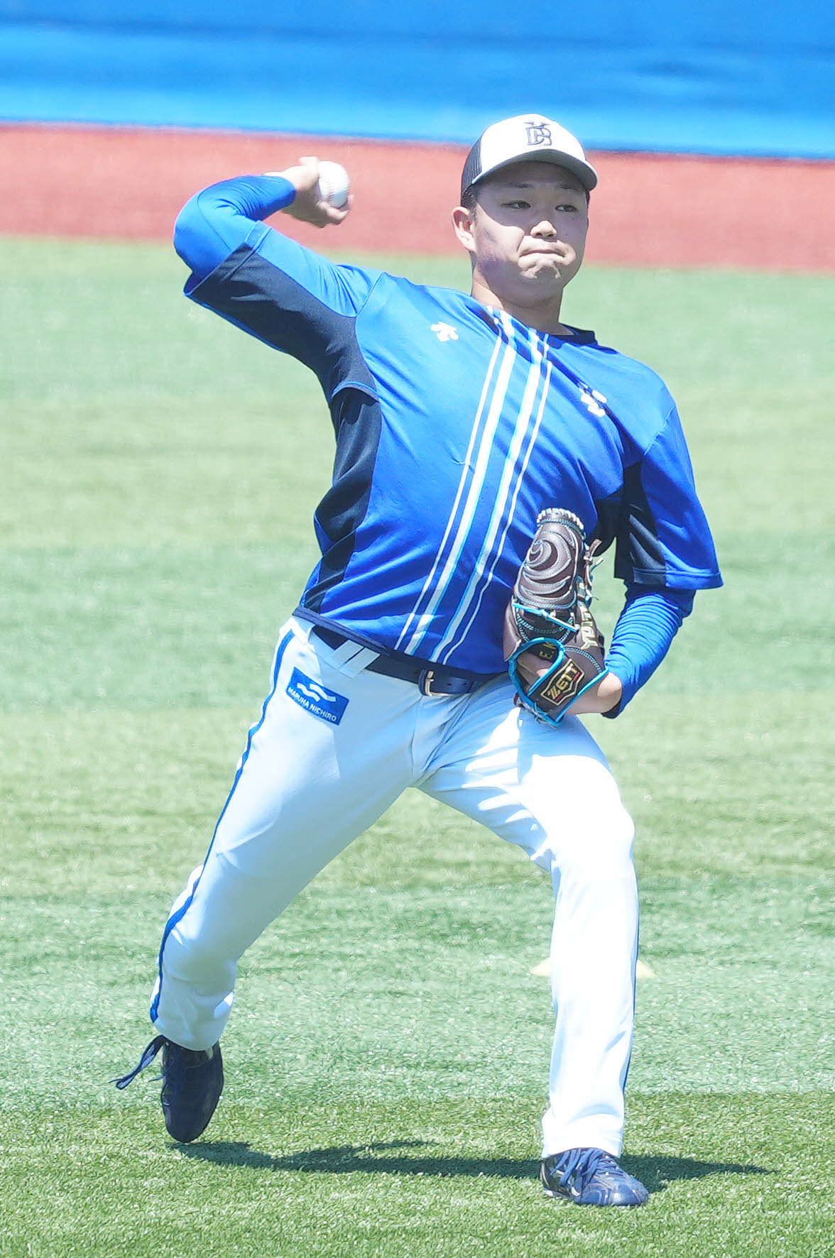 DeNA対ソフトバンク　試合前練習でキャッチボールするDeNA石田裕（撮影・江口和貴）