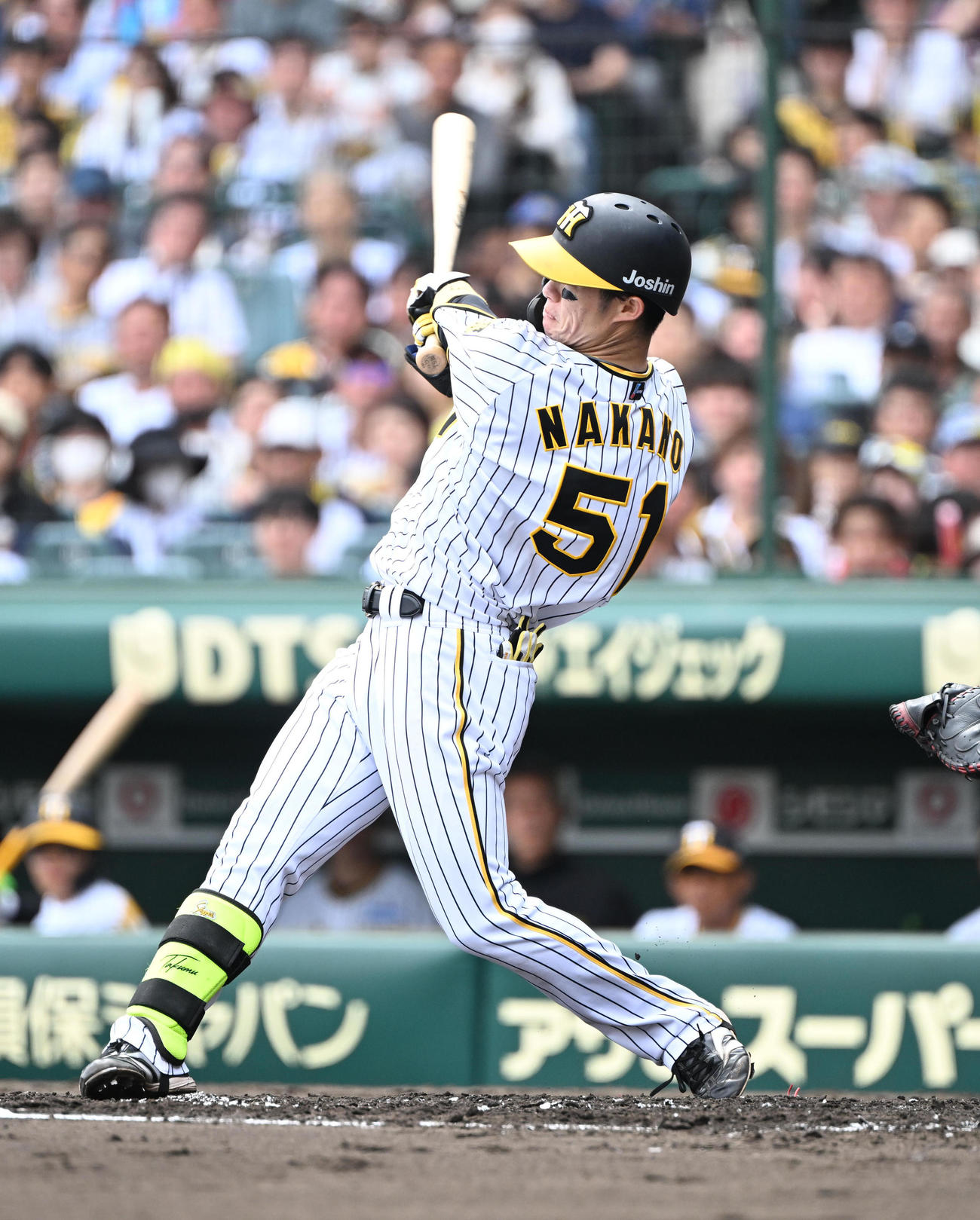 阪神対西武　3回裏阪神1死一、二塁、一塁線を破る適時二塁打を放つ中野（撮影・和賀正仁）