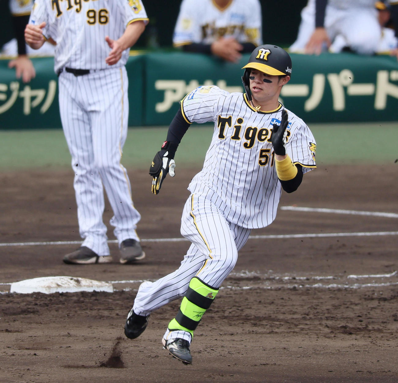 阪神対西武　3回裏阪神1死一、二塁、中野は右へ適時二塁打を放つ（撮影・加藤哉）