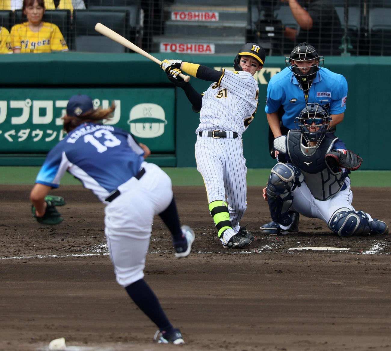 阪神対西武　3回裏阪神1死一、二塁、中野は右へ適時二塁打を放つ。投手は高橋（撮影・加藤哉）