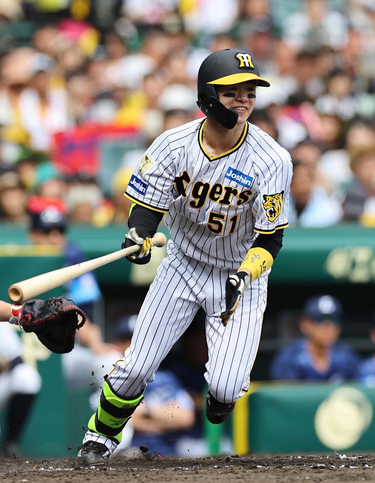 阪神対西武　3回裏阪神1死一、二塁、中野は右翼線へ先制適時二塁打を放つ（撮影・上田博志）