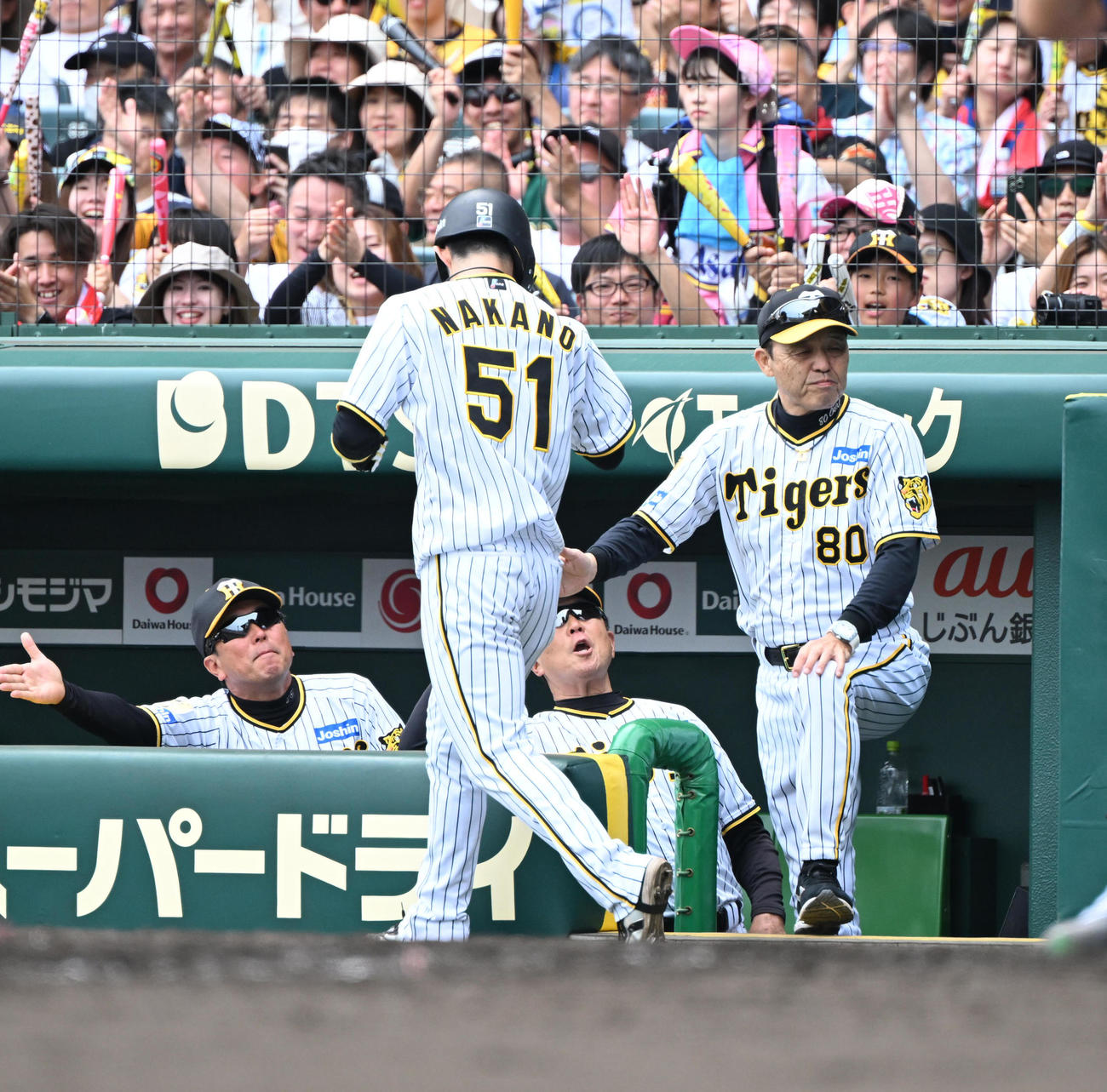 阪神対西武　3回裏阪神2死二、三塁、森下翔太の左前打で生還した中野を迎える岡田監督（撮影・和賀正仁）