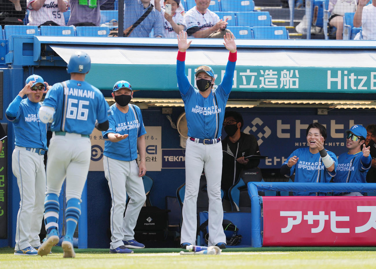 ヤクルト対日本ハム　3回表日本ハム1死、左越えに先制ソロ本塁打を放った万波（左）を迎える新庄監督（中央）（撮影・菅敏）