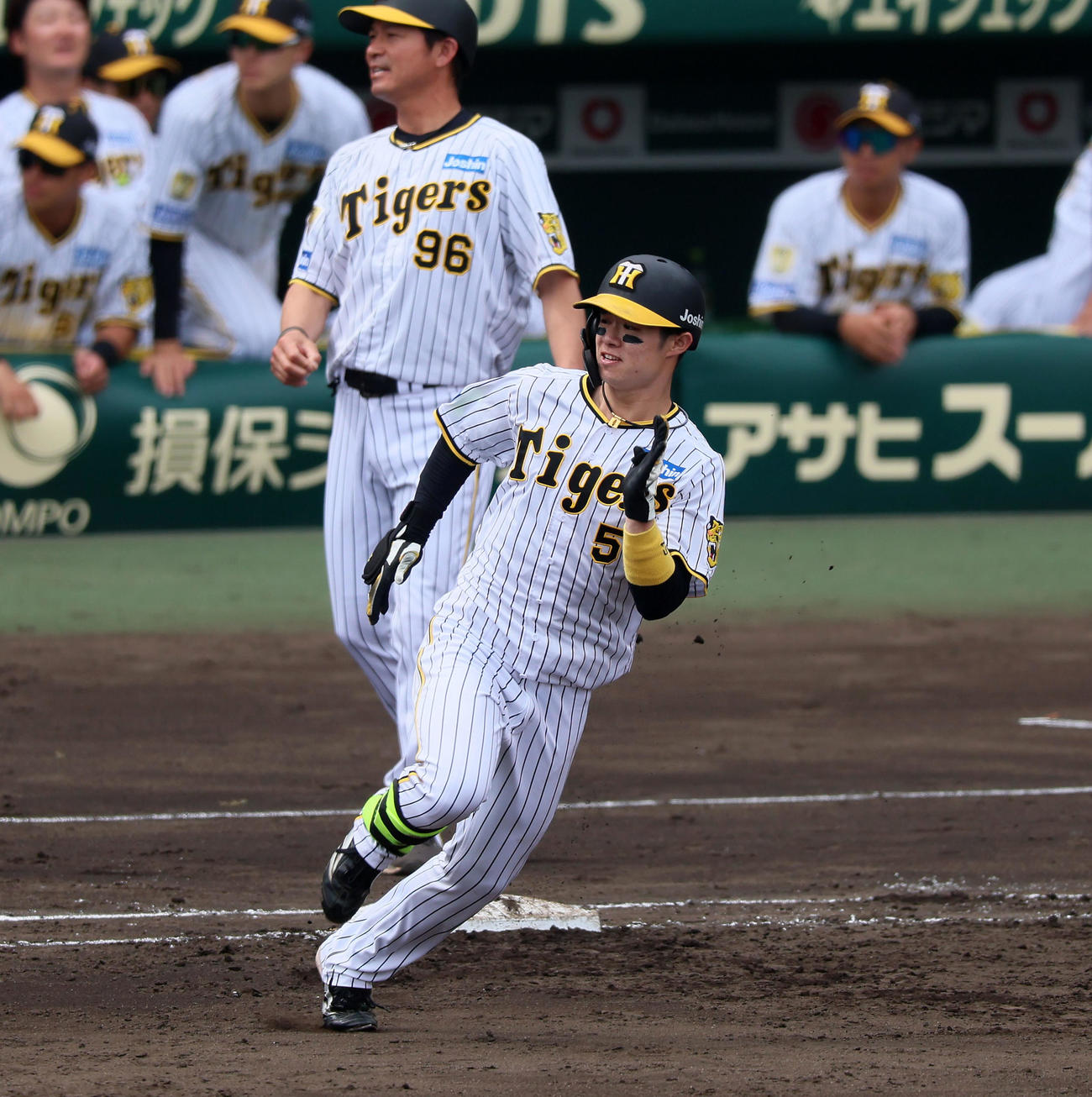 阪神対西武　3回裏阪神1死一、二塁、中野は右へ適時二塁打を放つ（撮影・加藤哉）