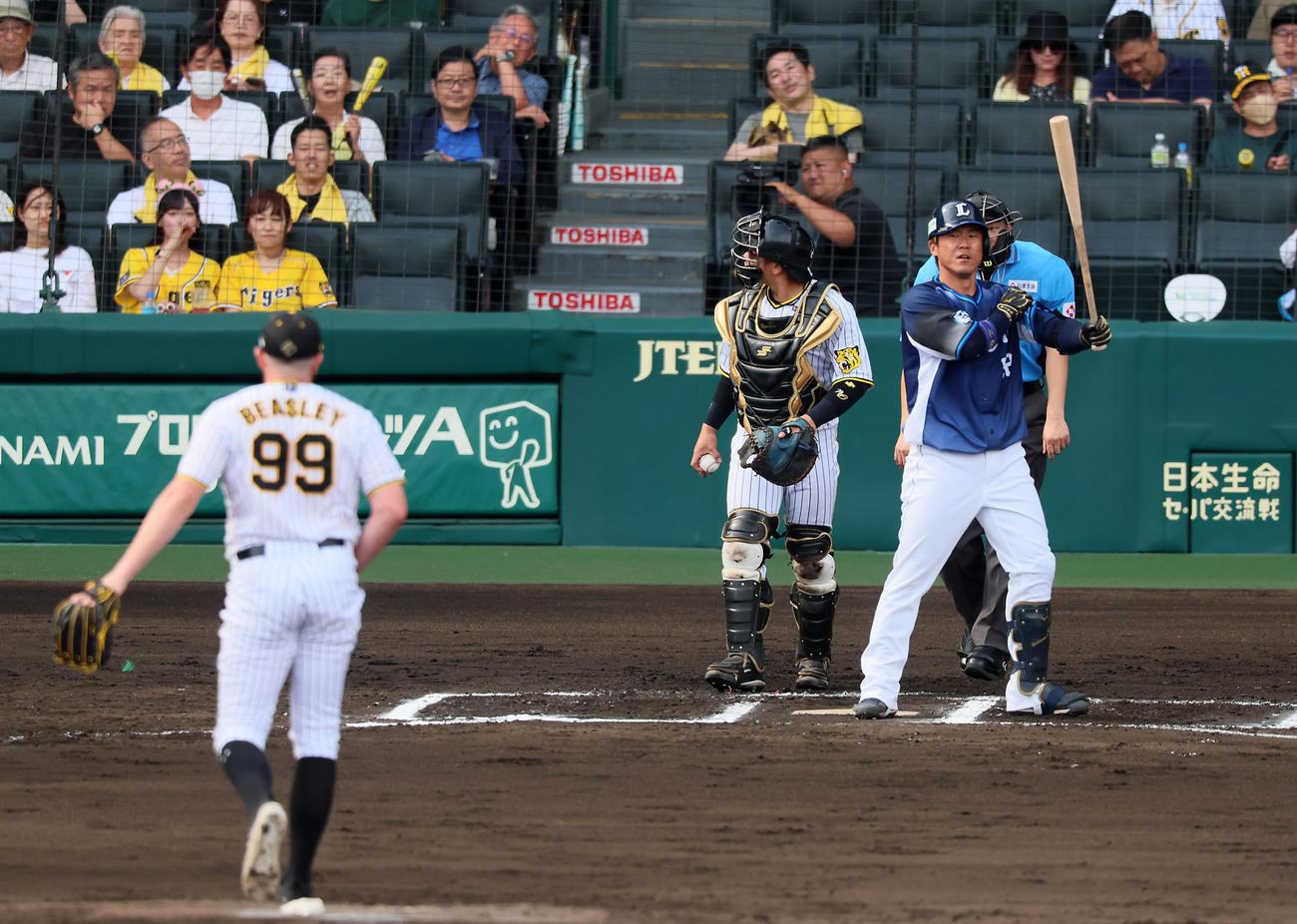 阪神対西武　6回表西武無死一塁、代打陽川は四球を選ぶ。投手はビーズリー（撮影・加藤哉）