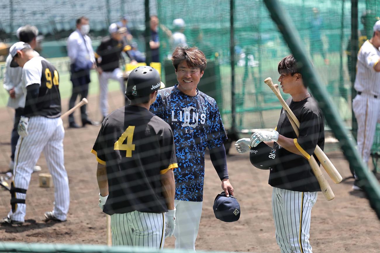 陽川（中央）は熊谷（左）植田と話をする（撮影・上田博志）