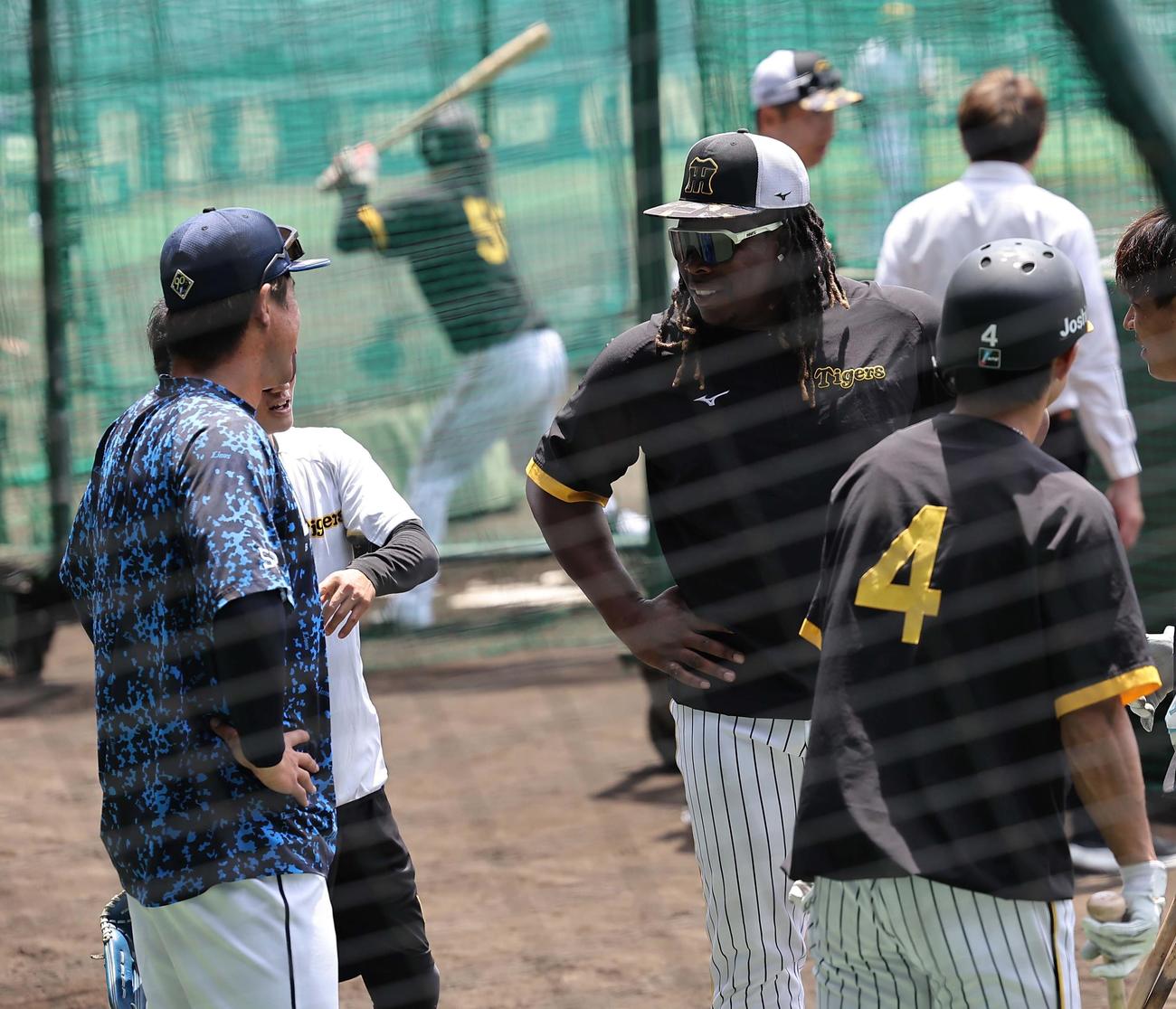 陽川（左）と話をするミエセス（撮影・上田博志）