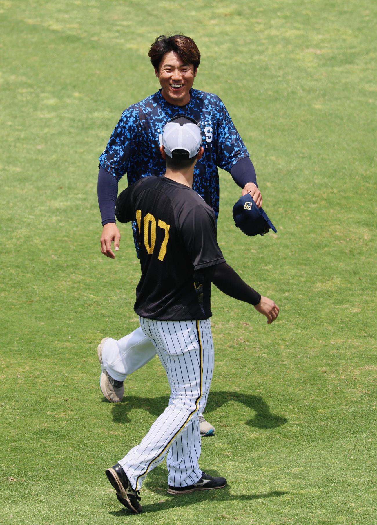 阪神対西武　笑顔で阪神関係者にあいさつする陽川（撮影・加藤哉）