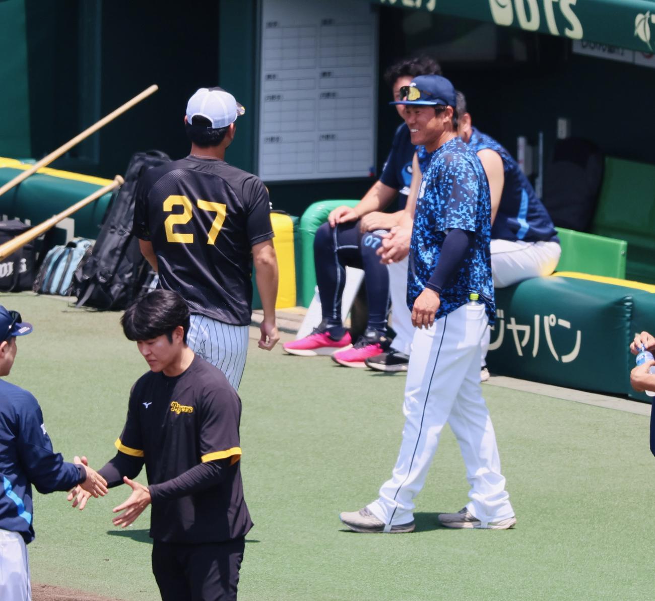 阪神対西武　西武陽川（右）は伊藤将と笑顔であいさつ（撮影・加藤哉）