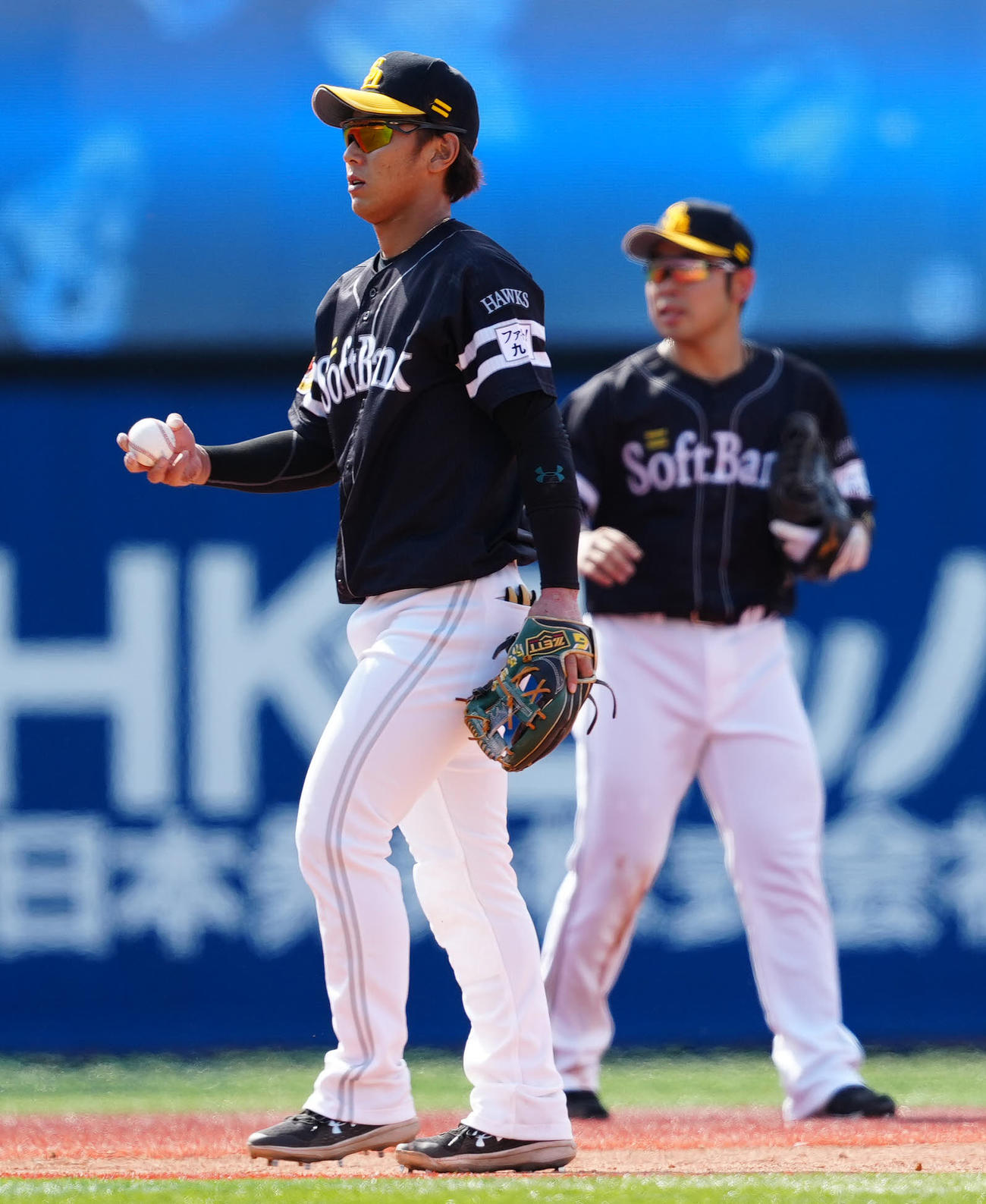 DeNA対ソフトバンク　4回裏DeNA1死一塁、牧の右前打で走塁死した筒香にタッチした遊撃手今宮（撮影・江口和貴）