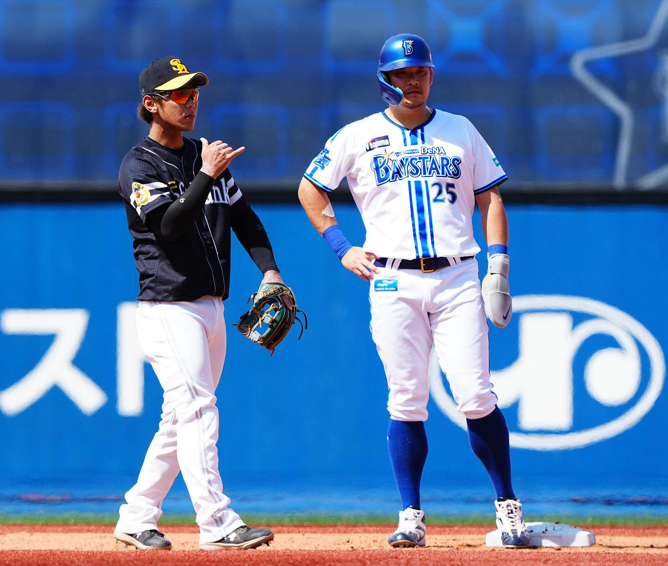 DeNA対ソフトバンク　2回裏DeNA無死一、二塁、ジェスチャーを送る今宮（左）。二走筒香（撮影・垰建太）