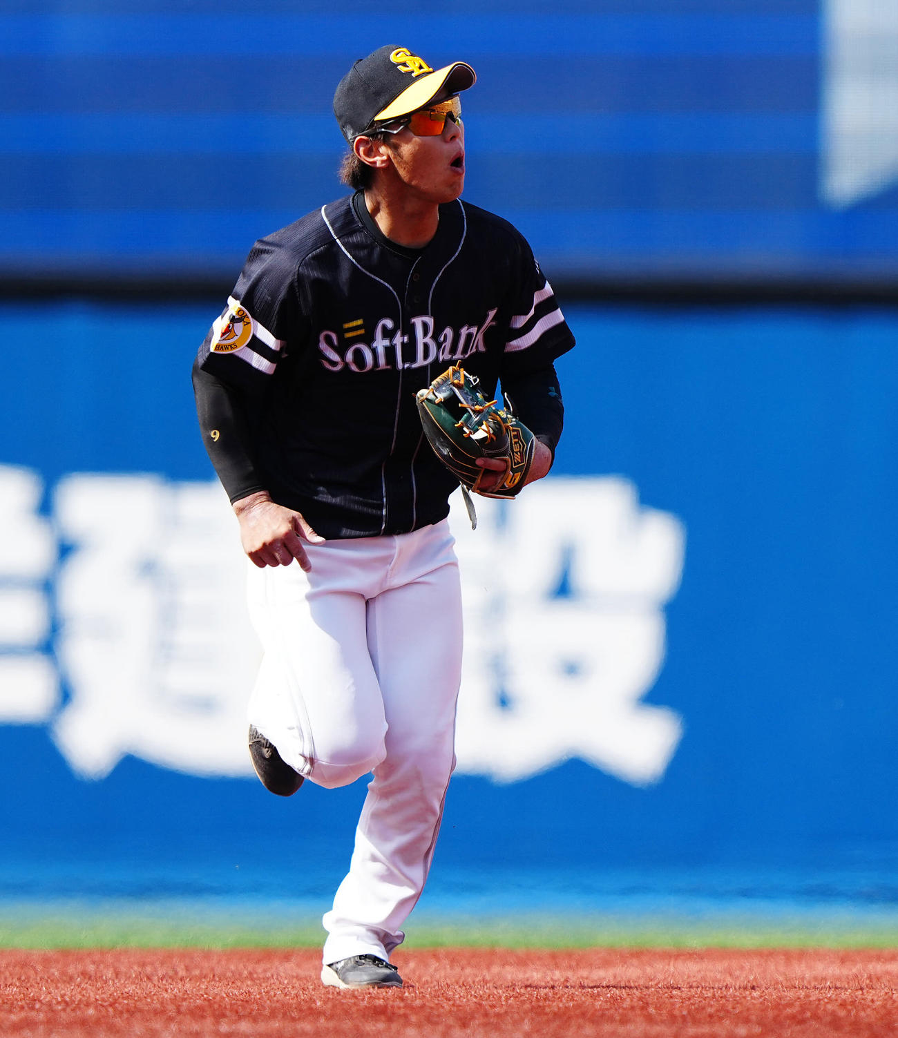 DeNA対ソフトバンク　4回裏DeNA2死一塁、佐野の打球を好捕した今宮（撮影・垰建太）
