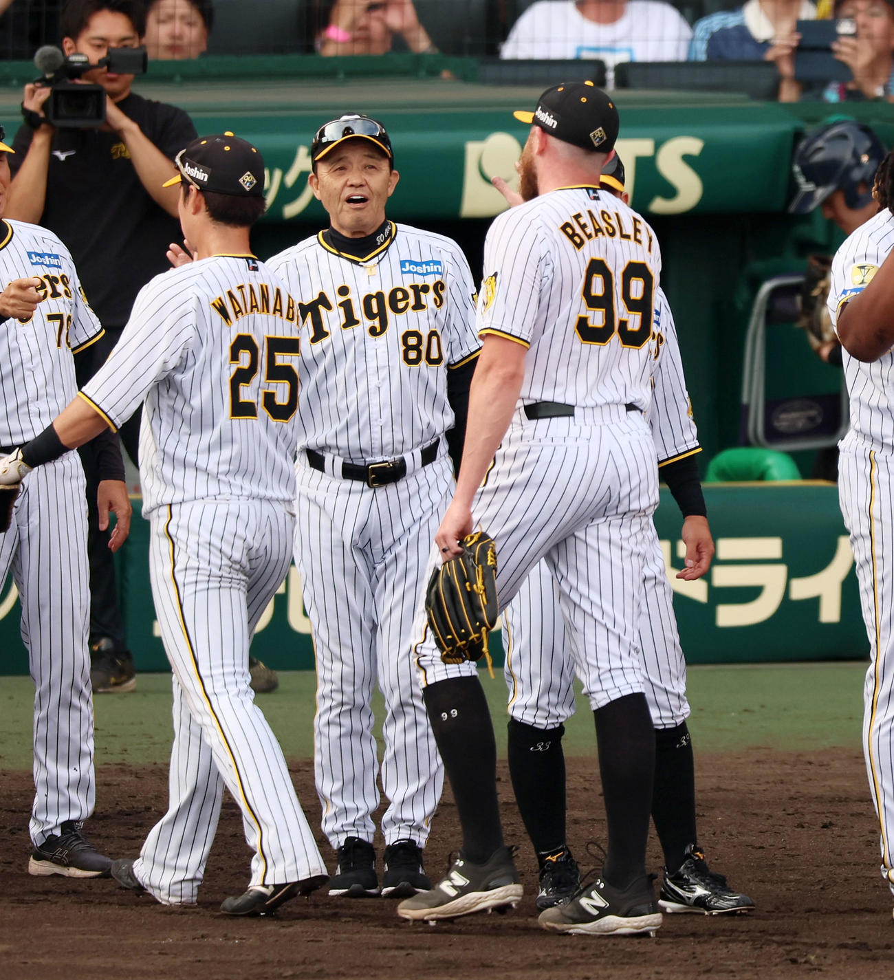 阪神対西武　西武に連勝しビーズリー（右）らナインを出迎える岡田監督（撮影・加藤哉）