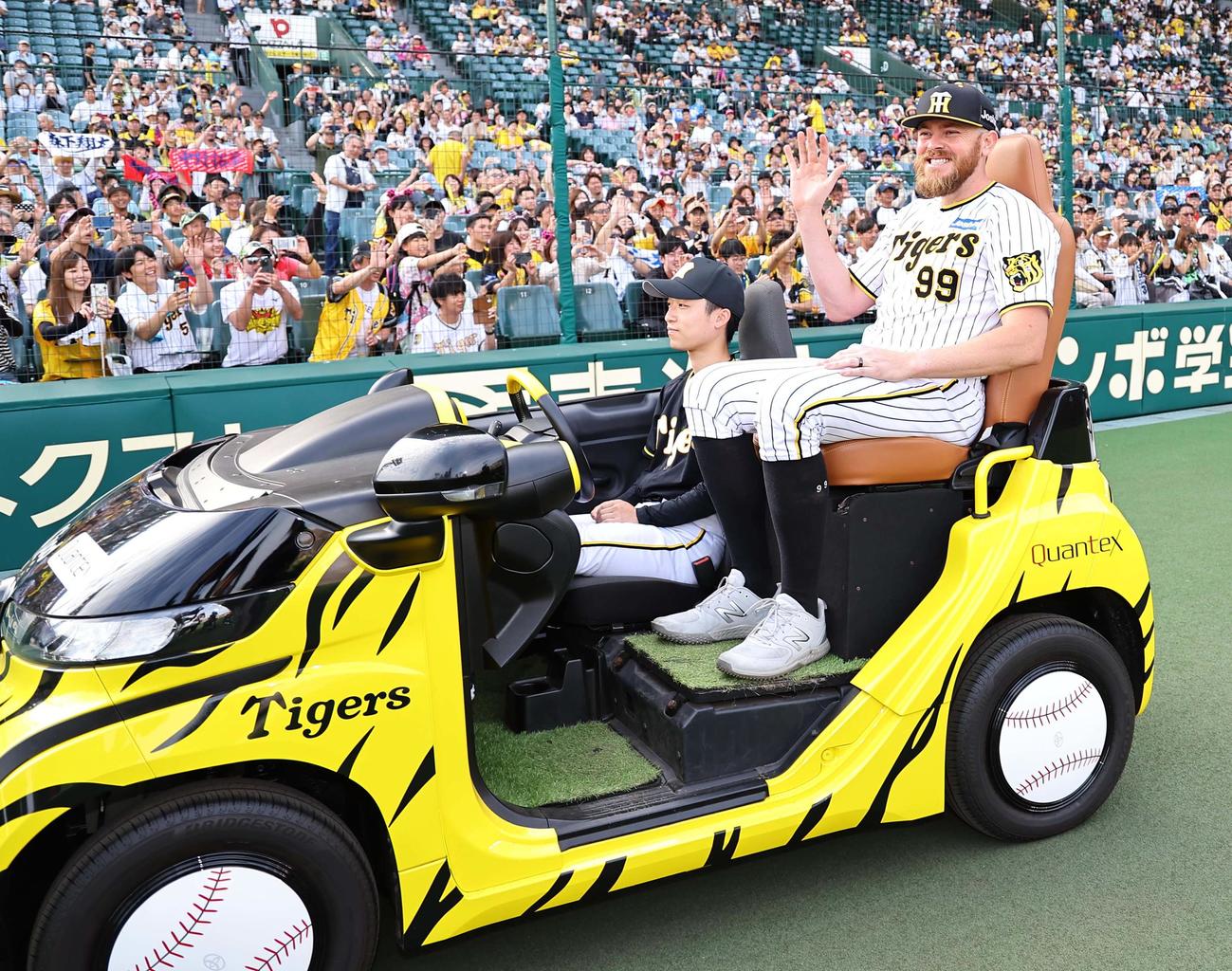 阪神対西武　リリーフカーで場内1周をするビーズリー（撮影・上田博志）