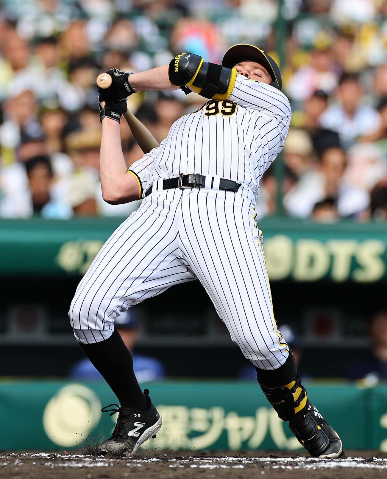 阪神対西武　6回裏阪神2死一塁、ビーズリーは豆田の内角球をのけぞって避ける（撮影・上田博志）