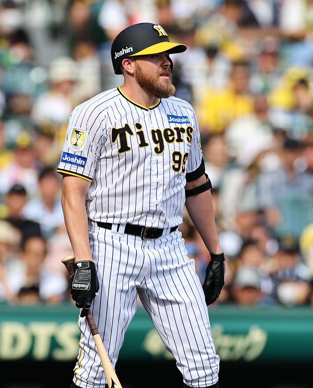 阪神対西武　6回裏阪神2死一塁、ビーズリーは豆田の内角球に怒りの表情を見せる（撮影・上田博志）
