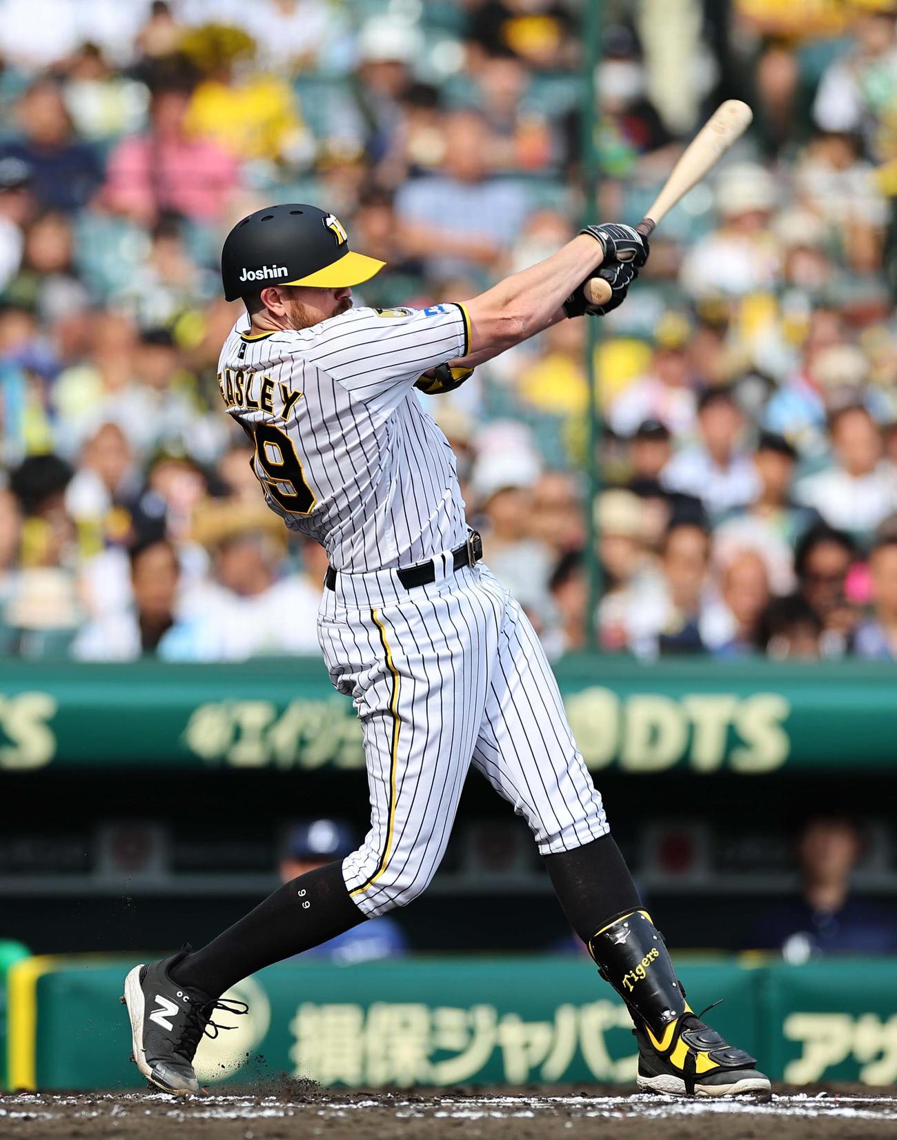 阪神対西武　6回裏阪神2死一塁、フルスイングするビーズリー（撮影・上田博志）