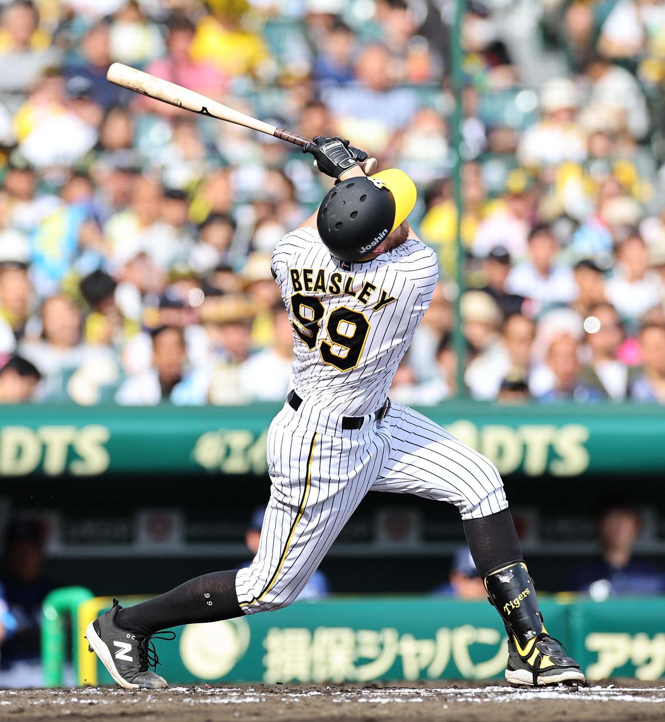 阪神対西武　6回裏阪神2死一塁、フルスイングするビーズリー（撮影・上田博志）