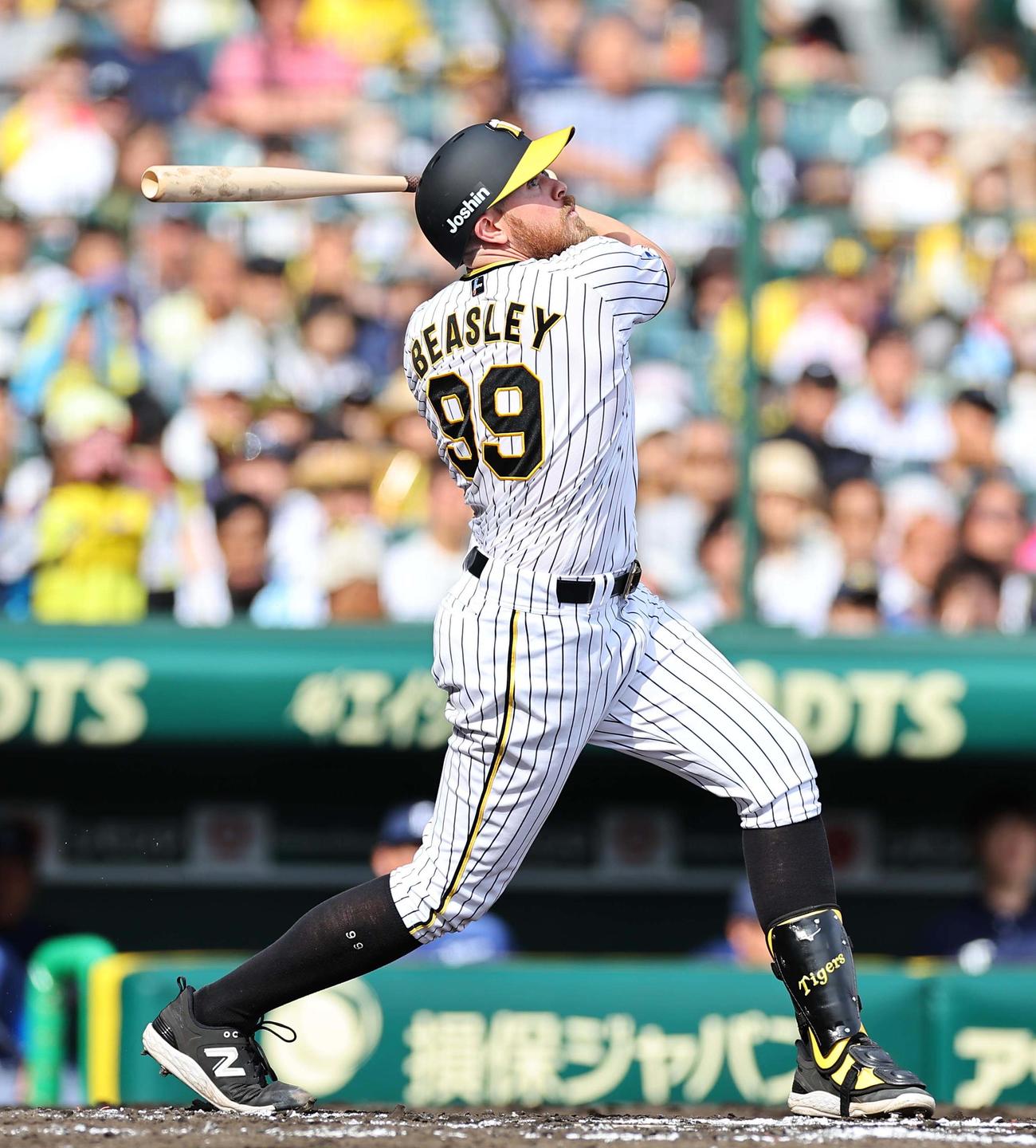 阪神対西武　6回裏阪神2死一塁、フルスイングするビーズリーは右飛に倒れる（撮影・上田博志）