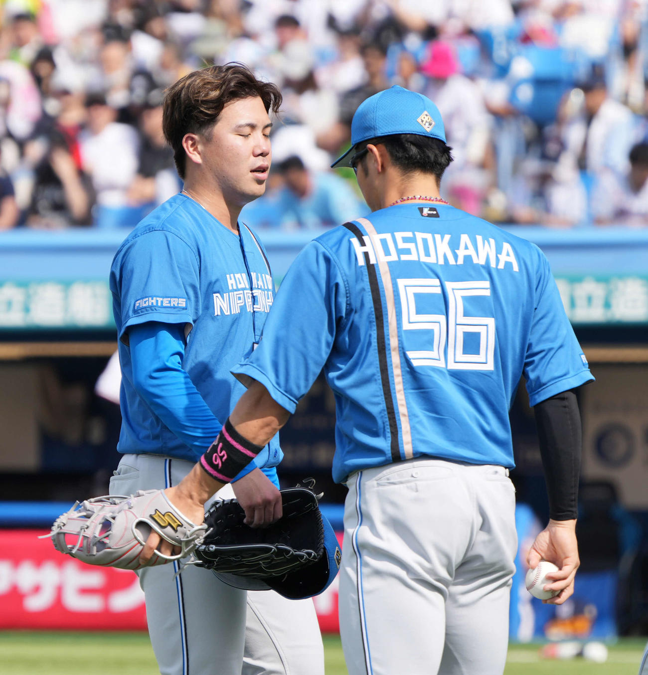 ヤクルト対日本ハム　4回裏ヤクルトに逆転を許しベンチへ引き揚げる日本ハム先発の金村（撮影・小沢裕）