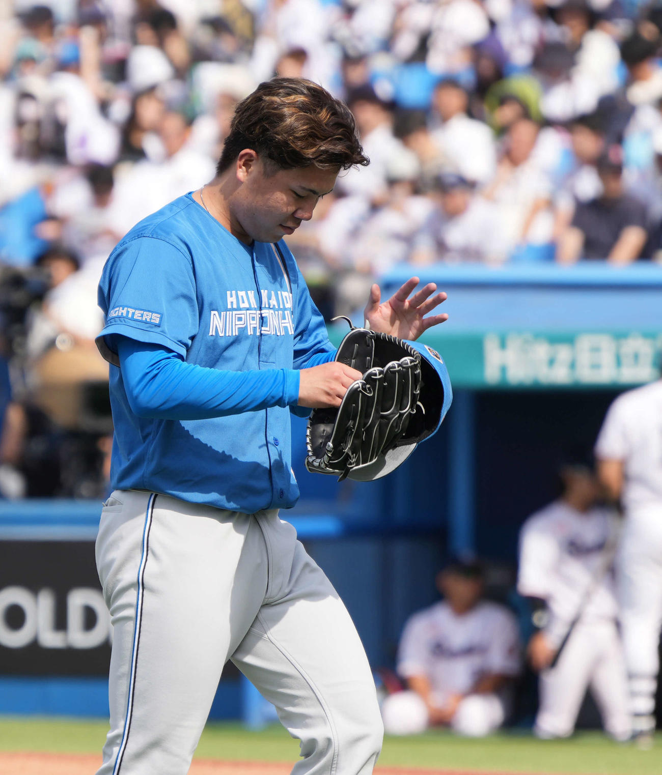 ヤクルト対日本ハム　4回裏ヤクルトに逆転を許しベンチへ引き揚げる日本ハム先発の金村（撮影・小沢裕）