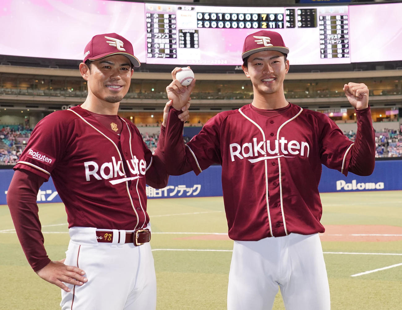 中日対楽天　試合終了、勝利球を手に今江監督とポーズを決めるプロ入り初勝利の古謝（右）（撮影・森本幸一）