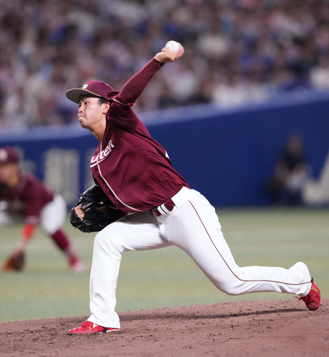 中日対楽天　4回裏、力投する楽天先発の古謝（撮影・森本幸一）