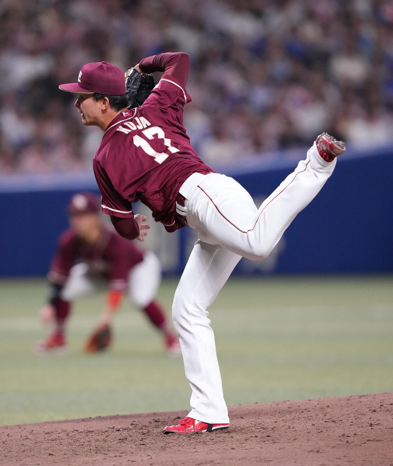中日対楽天　4回裏、力投する楽天先発の古謝（撮影・森本幸一）