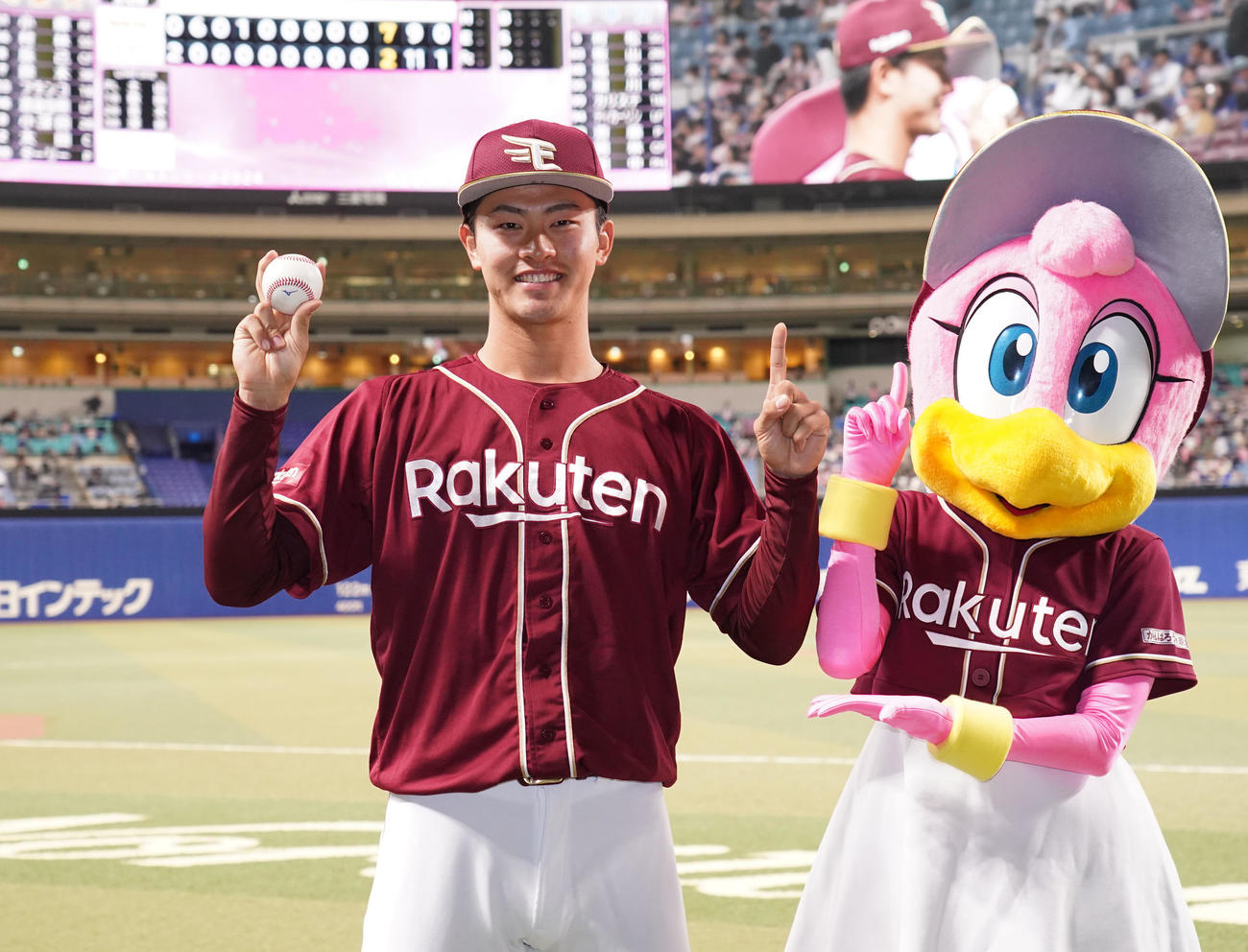 中日対楽天　試合終了、勝利球を手にポーズを決めるプロ入り初勝利の古謝（撮影・森本幸一）