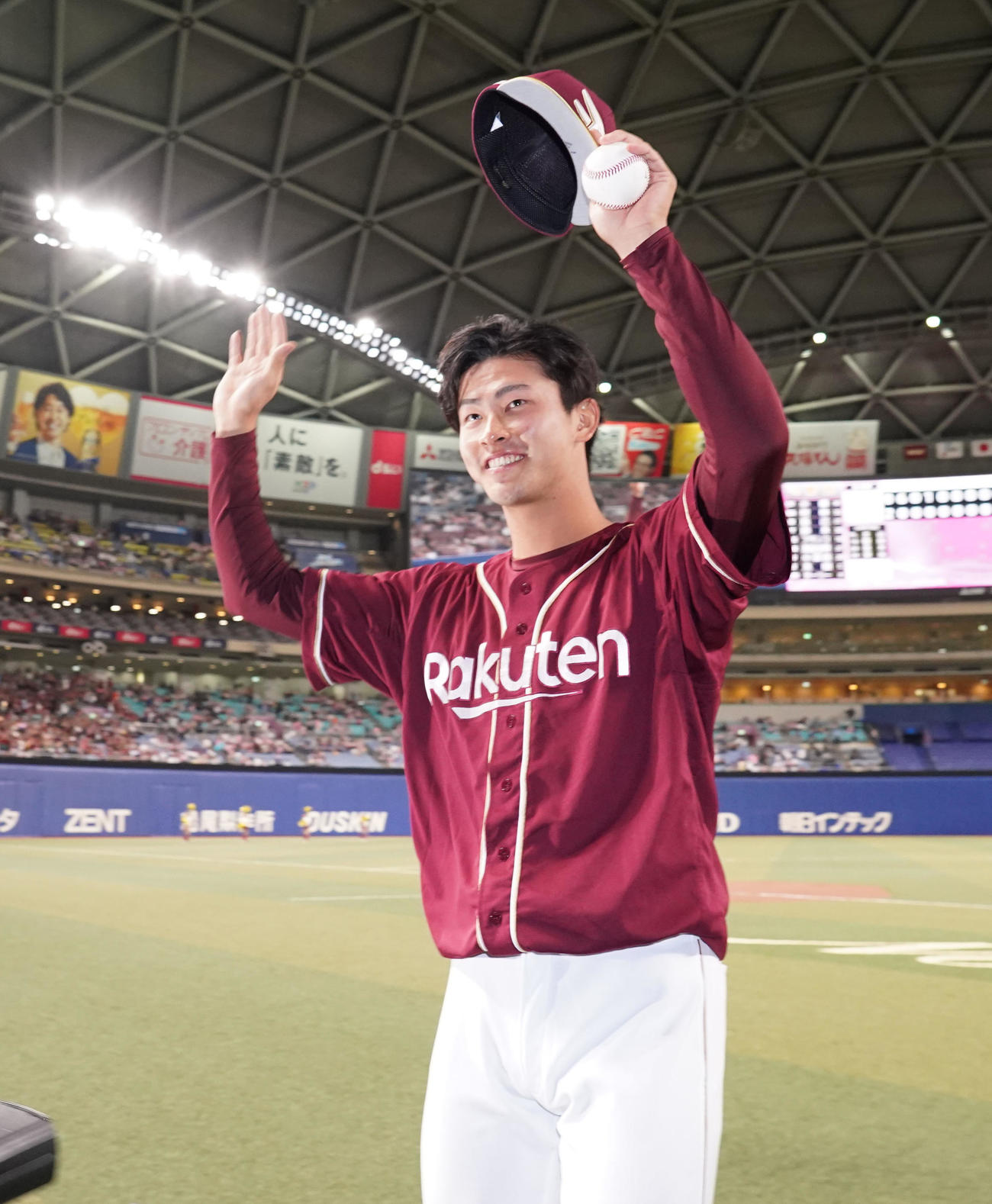 中日対楽天　勝利球を手に観客の声援に応えるプロ入り初勝利の古謝（撮影・森本幸一）