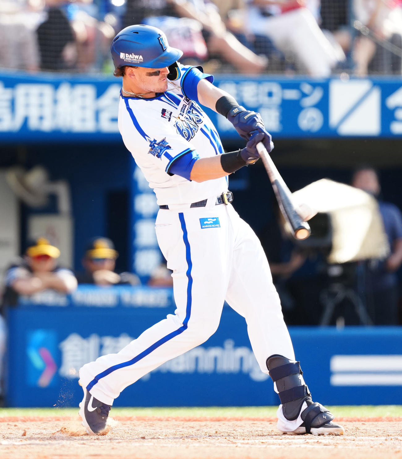 DeNA対ソフトバンク　8回裏DeNA無死一、二塁、3点本塁打を放つオースティン（撮影・江口和貴）