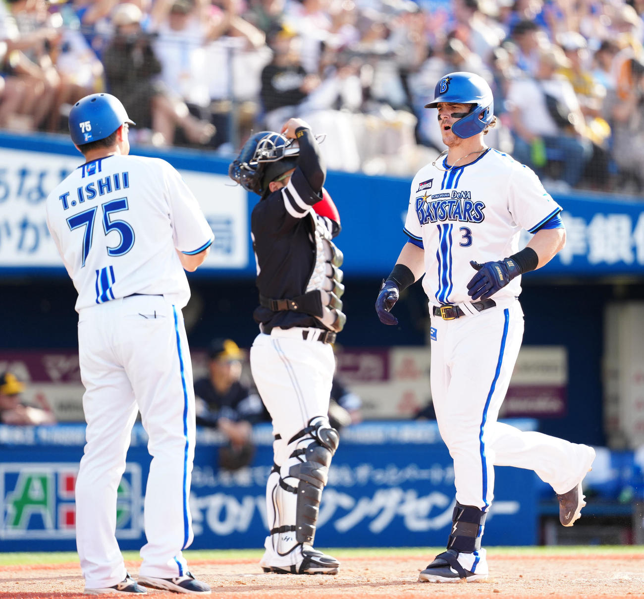 DeNA対ソフトバンク　8回裏DeNA無死一、二塁、3点本塁打を放ったオースティン（右）（撮影・江口和貴）