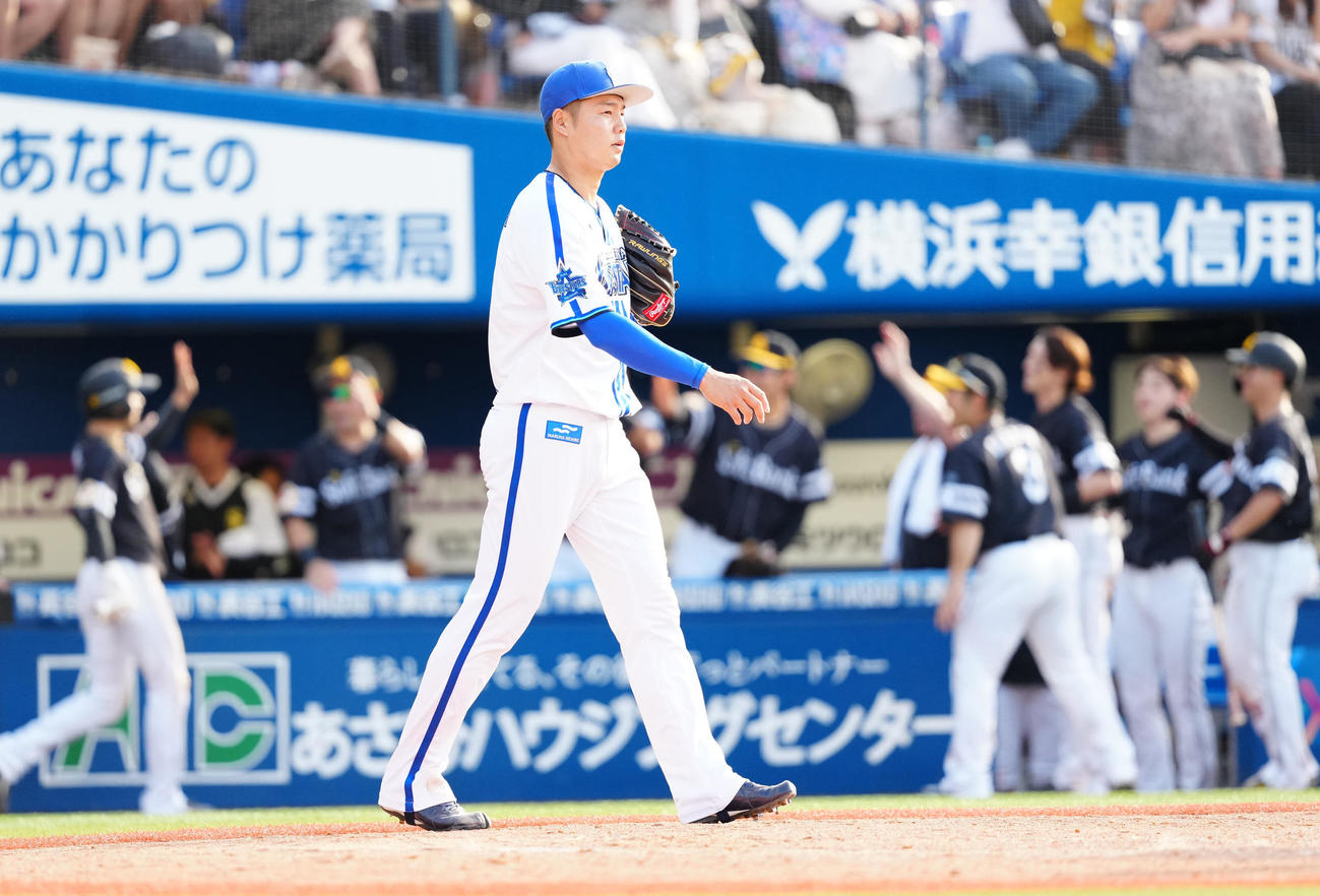 DeNA対ソフトバンク　9回表ソフトバンク1死二塁、今宮に適時打を浴びた森原（撮影・江口和貴）