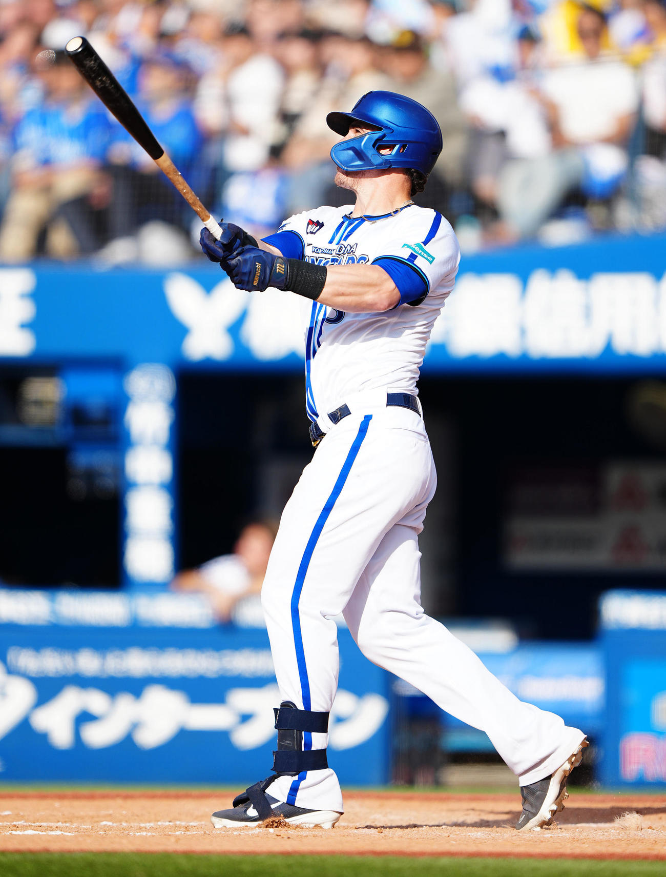 DeNA対ソフトバンク　8回裏DeNA無死一、二塁、3点本塁打を放つオースティン（撮影・垰建太）