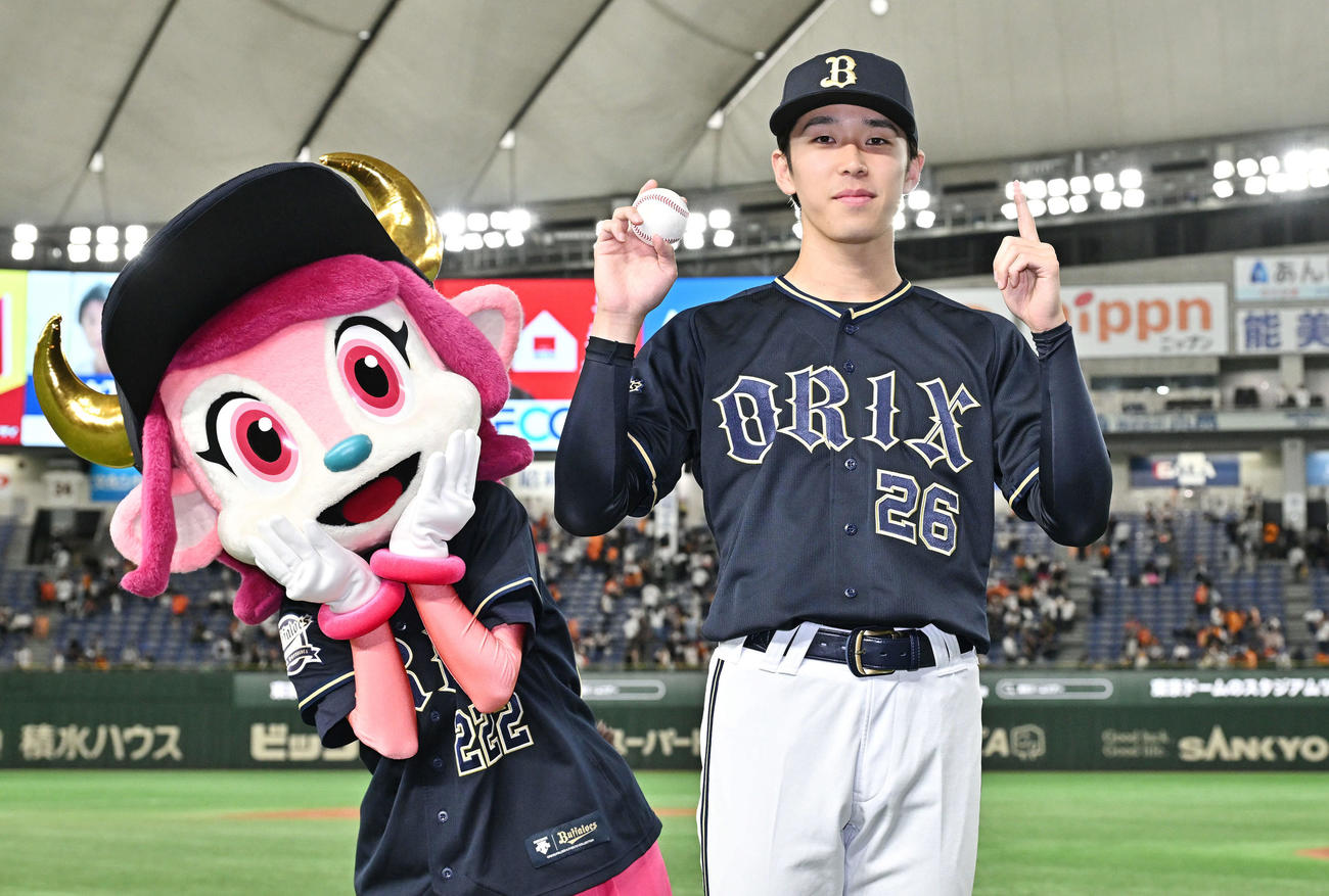 巨人対オリックス　プロ初勝利のオリックス斎藤は記念球を手にポーズを決める（撮影・滝沢徹郎）