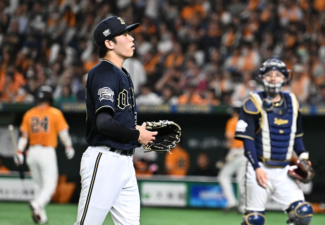 巨人対オリックス　回裏巨人2死一、二塁、大城卓（後方左）を空振り三振に仕留め引き揚げる斎藤（撮影・滝沢徹郎）