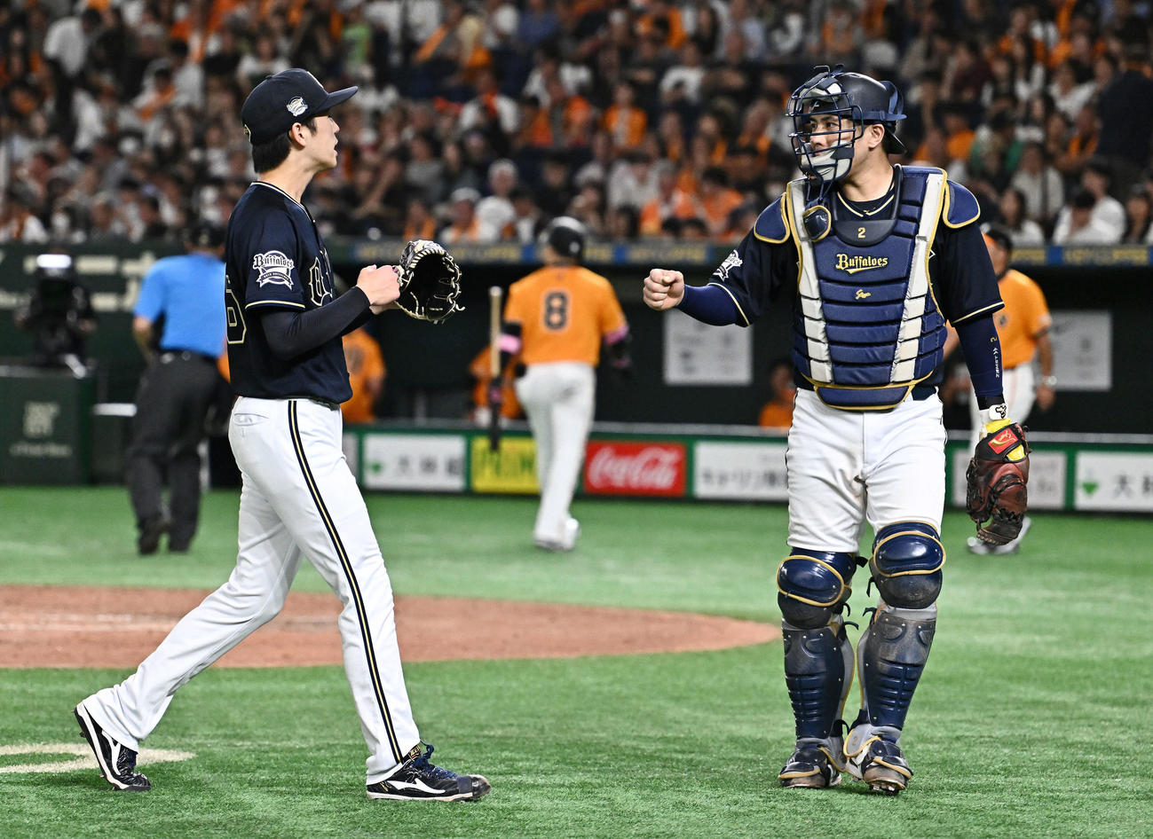 巨人対オリックス　5回裏巨人2死、丸（後方中央）を空振り三振に仕留めた斎藤（左）は若月とタッチをかわす（撮影・滝沢徹郎）