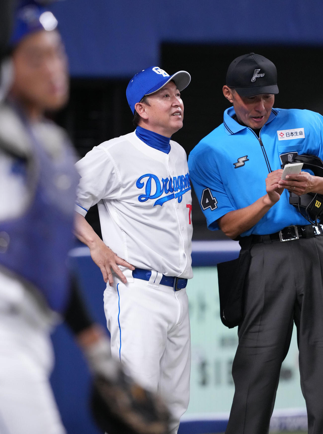 中日対楽天　6回終了、選手交代を告げる立浪監督（撮影・森本幸一）